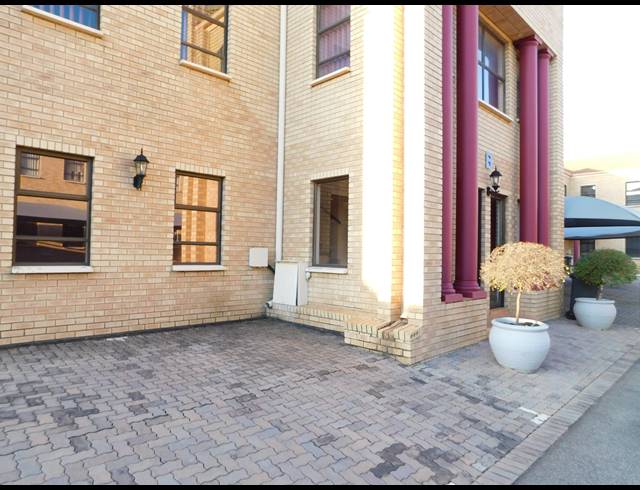 780M² OFFICE TO LET IN FERNDALE